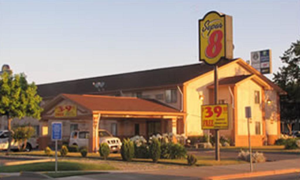 Super 8 By Wyndham Willows Exteriér fotografie
